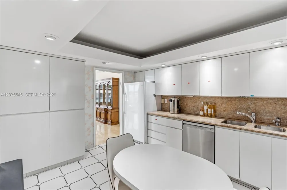 5001 Collins Ave #3B Miami Beach, FL 33140