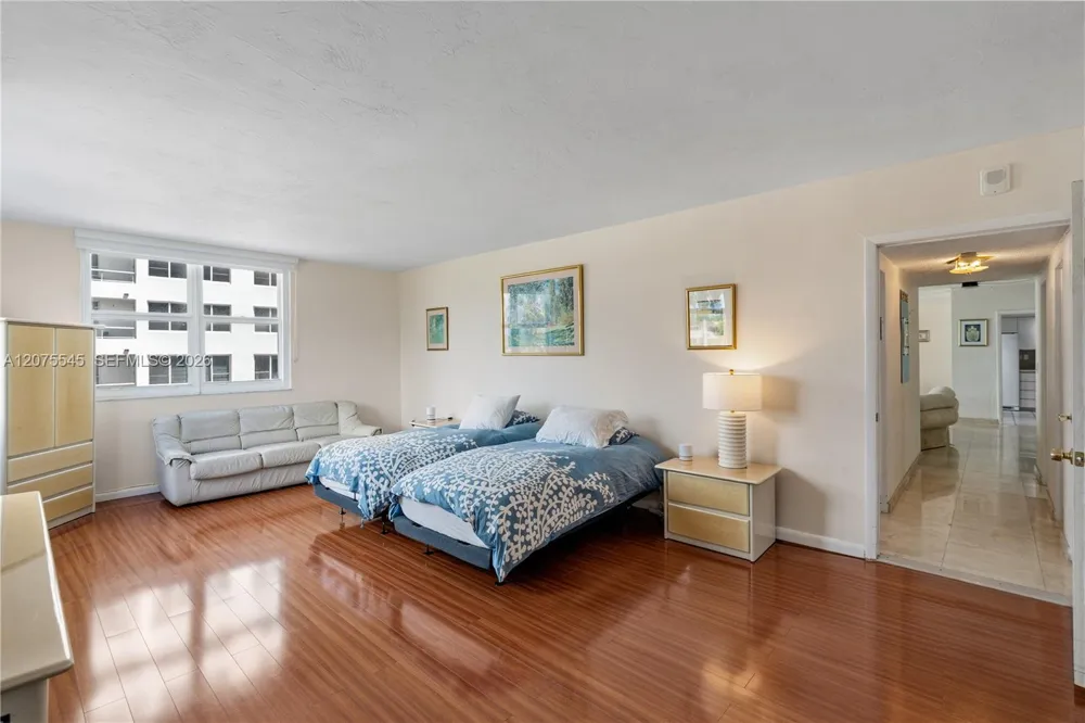 5001 Collins Ave #3B Miami Beach, FL 33140