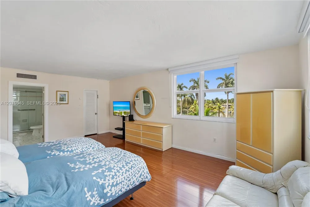 5001 Collins Ave #3B Miami Beach, FL 33140