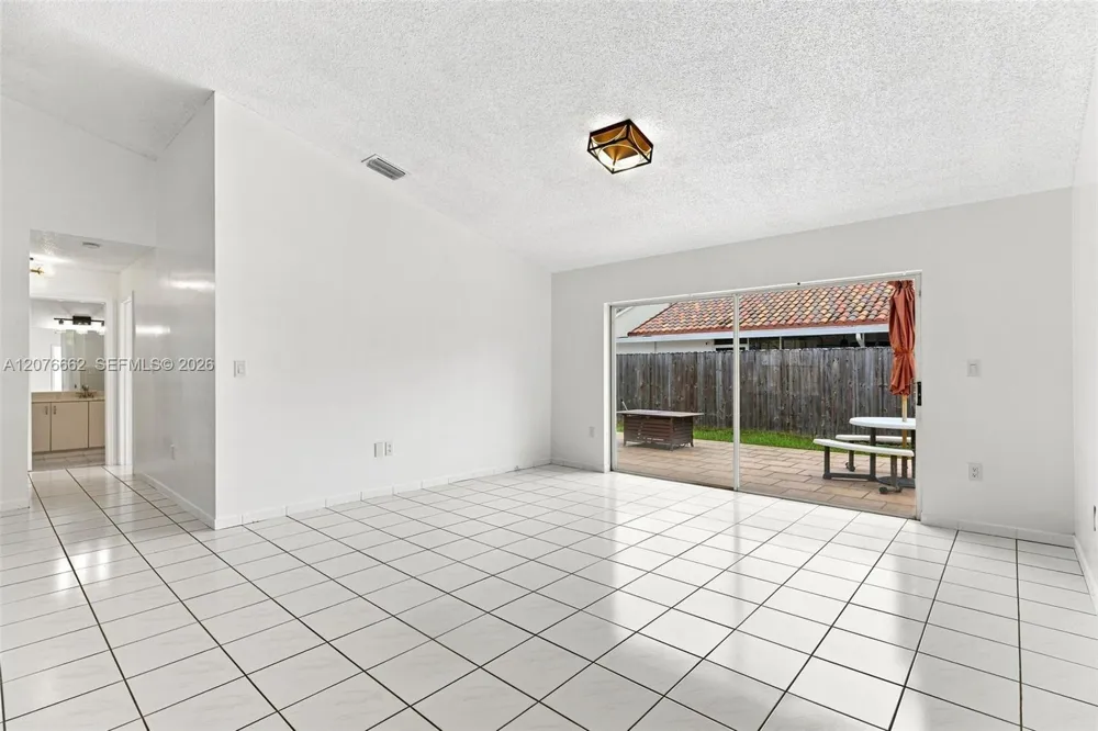 19181 NW 89th Ave Hialeah, FL 33018