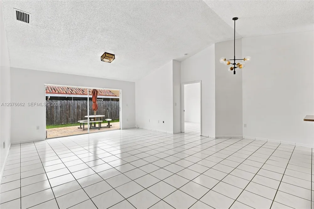 19181 NW 89th Ave Hialeah, FL 33018