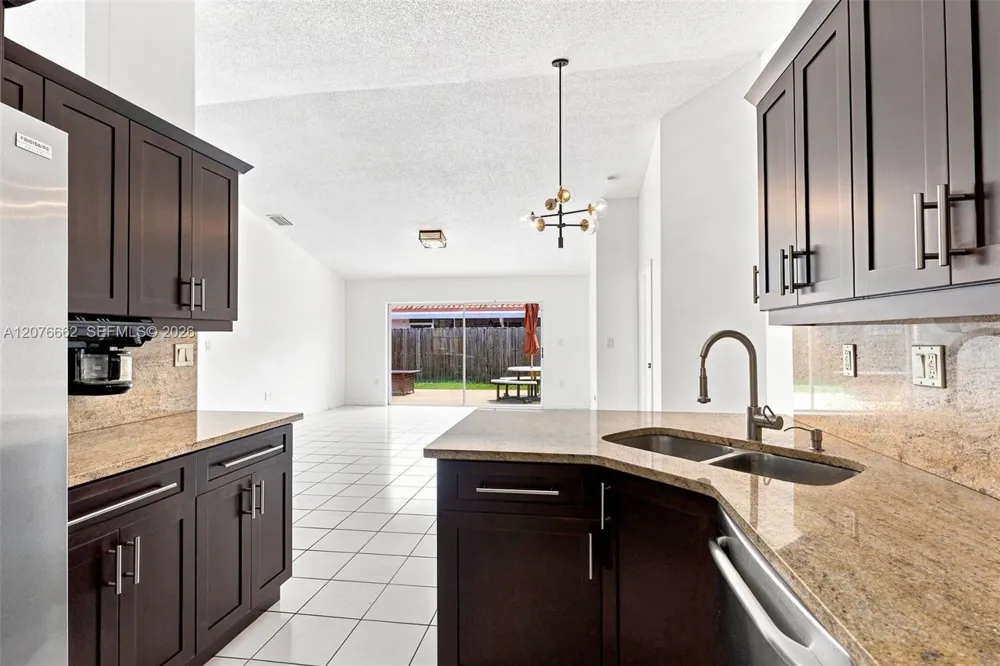 19181 NW 89th Ave Hialeah, FL 33018
