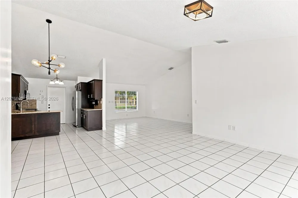 19181 NW 89th Ave Hialeah, FL 33018