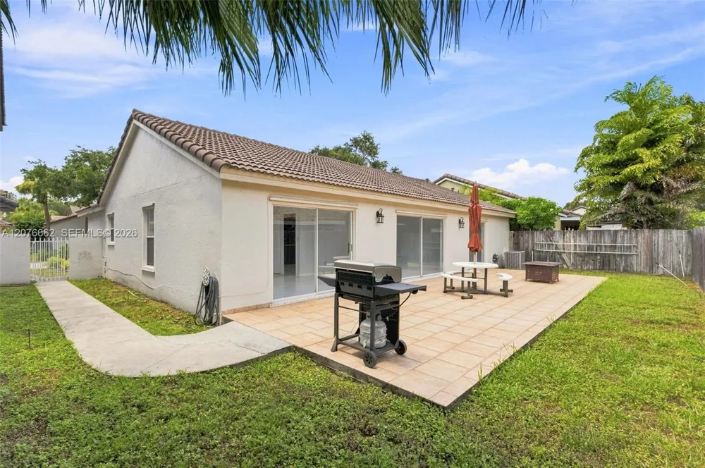 19181 NW 89th Ave Hialeah, FL 33018