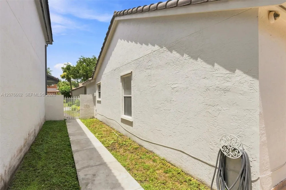 19181 NW 89th Ave Hialeah, FL 33018