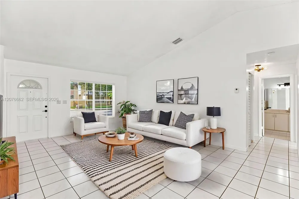 19181 NW 89th Ave Hialeah, FL 33018