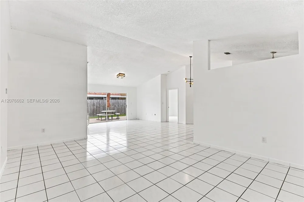 19181 NW 89th Ave Hialeah, FL 33018