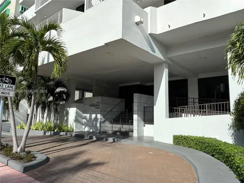 4301 Collins Ave #402