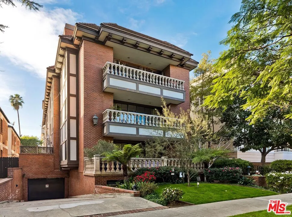 403 Palm Drive #3 Beverly Hills, CA 90210
