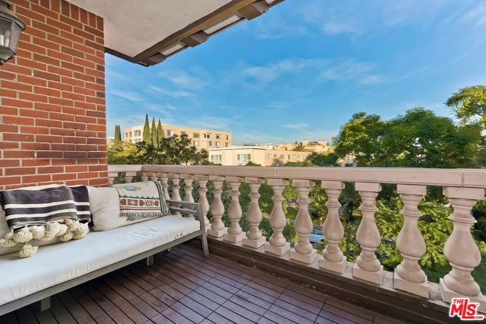 403 Palm Drive #3 Beverly Hills, CA 90210