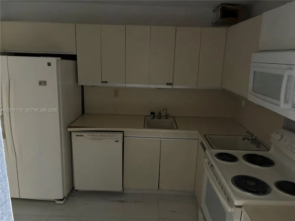 4301 Collins Ave #402 Miami Beach, FL 33140