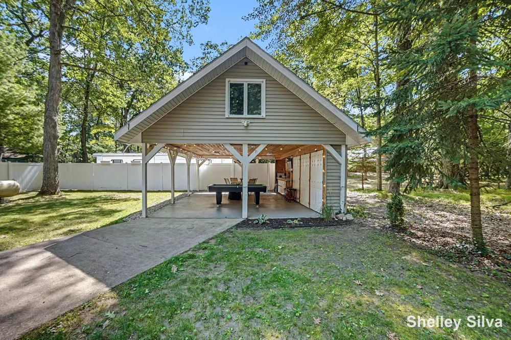 2121 Wolf Lake Drive Baldwin, MI 49304