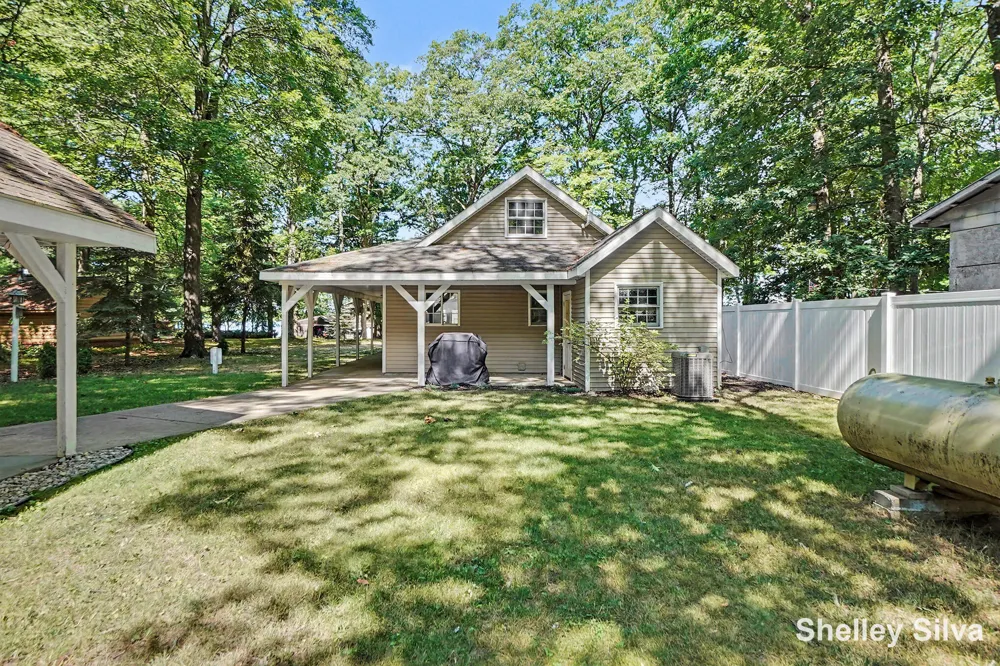 2121 Wolf Lake Drive Baldwin, MI 49304