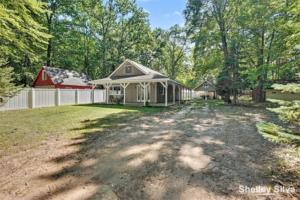 2121 Wolf Lake Drive Baldwin, MI 49304