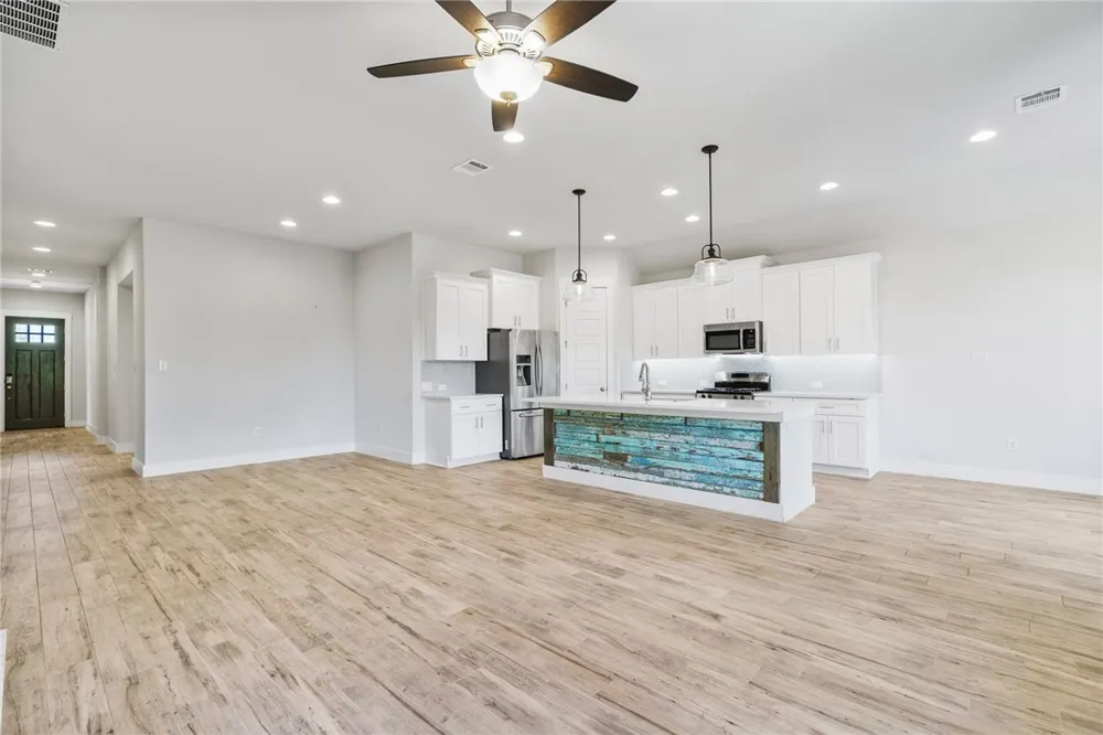 941 Del Raphael Drive Leander, TX 78641