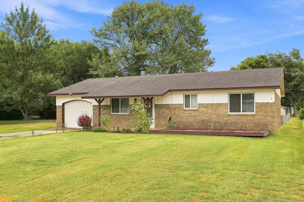 19 S Whitaker Street Pryor, OK 74361