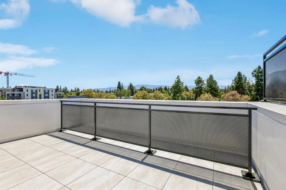 100 Koa Court Palo Alto, CA 94306