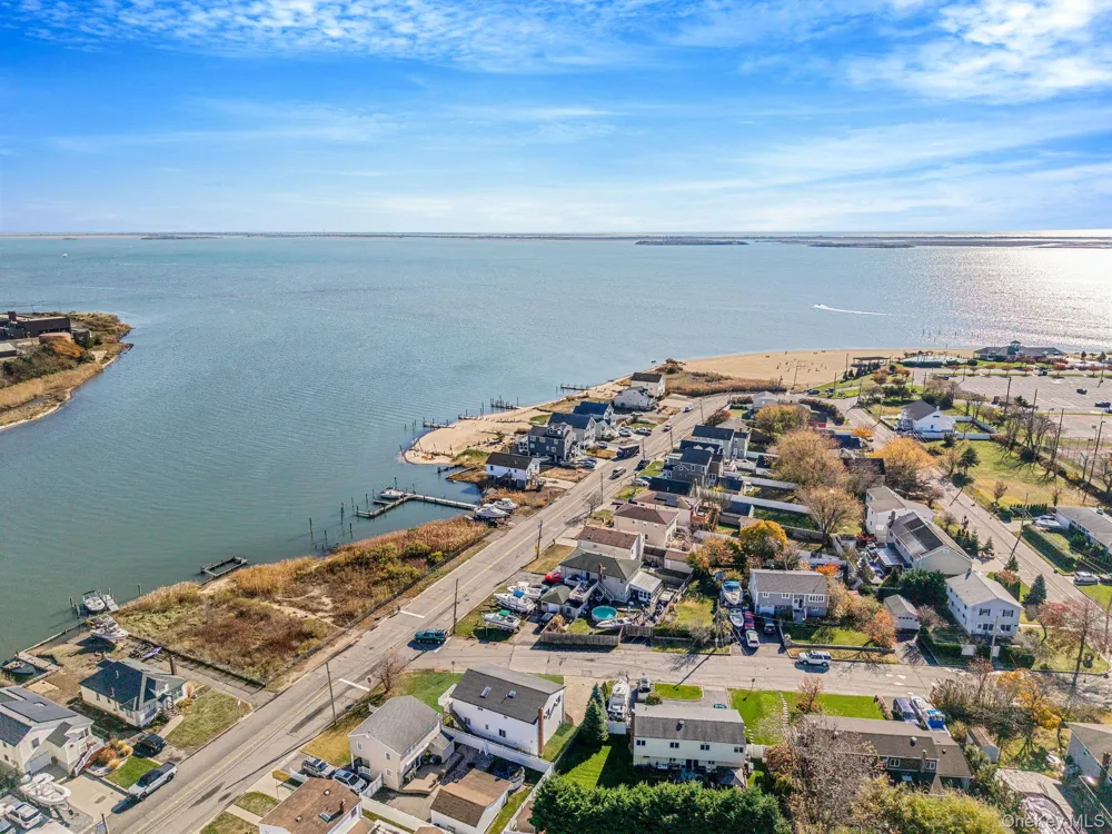 4 Bay Place Lindenhurst, NY 11757