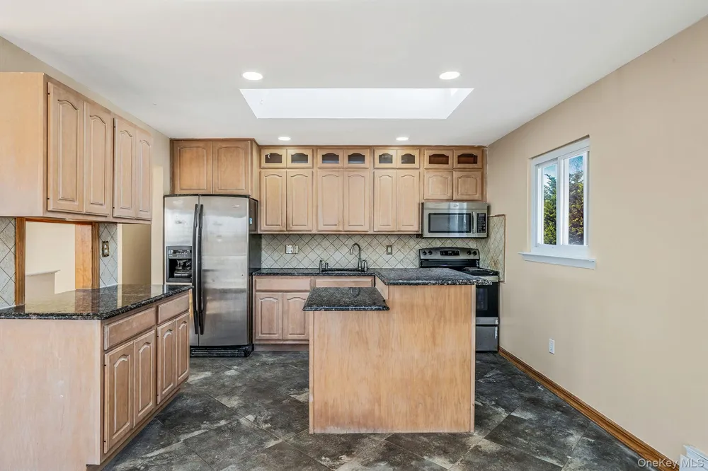 4 Bay Place Lindenhurst, NY 11757