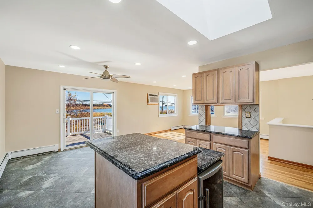 4 Bay Place Lindenhurst, NY 11757