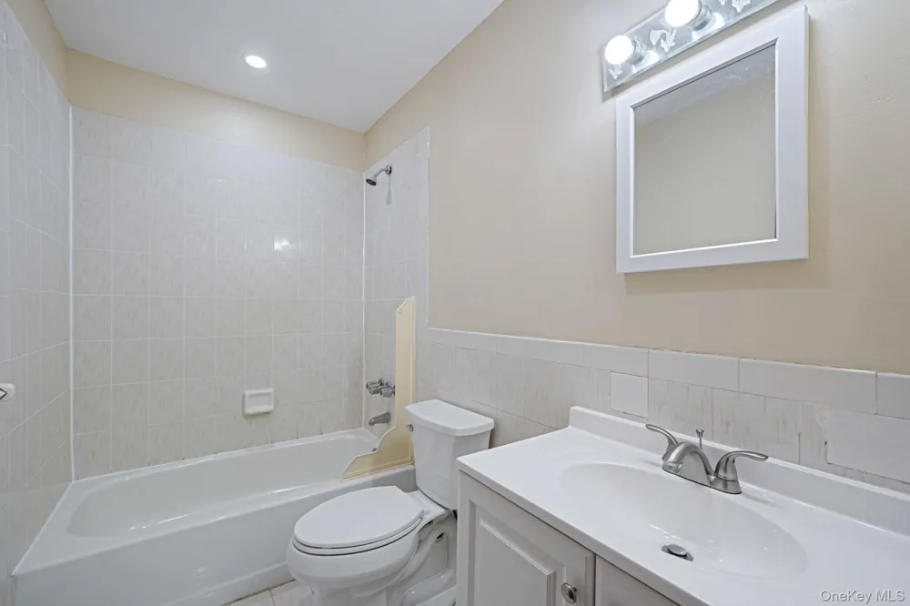 4 Bay Place Lindenhurst, NY 11757