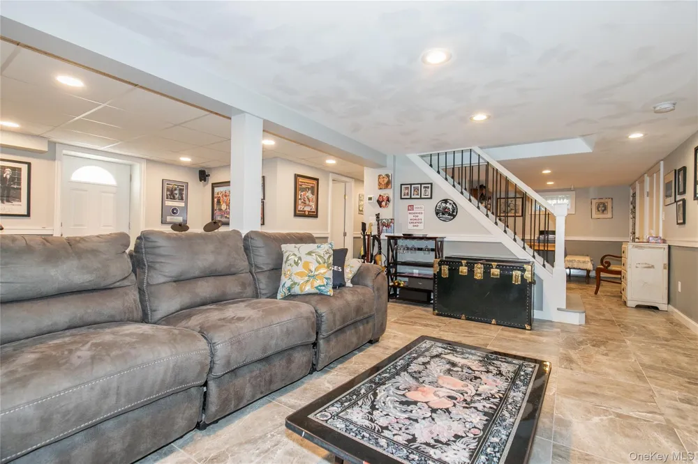 25 Bentley Road Plainview, NY 11803