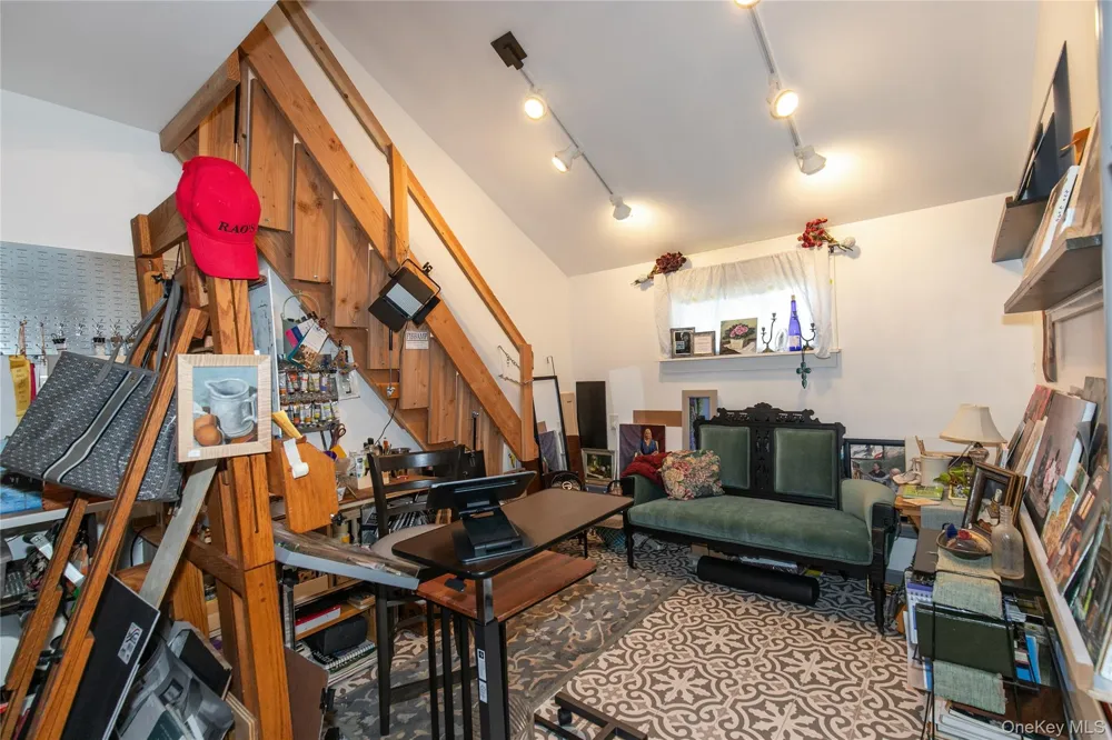 25 Bentley Road Plainview, NY 11803
