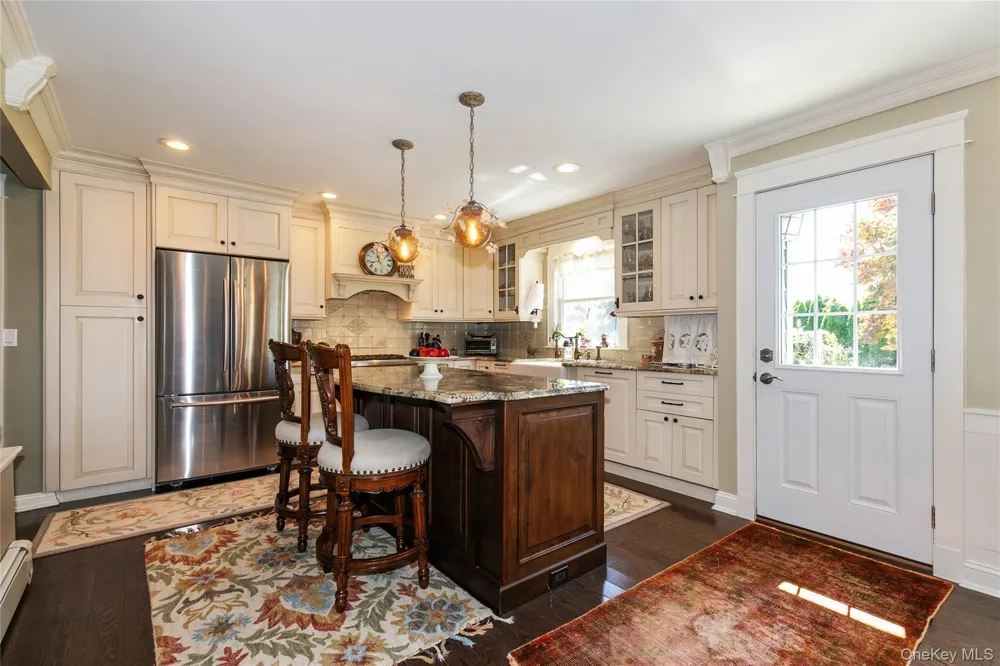 25 Bentley Road Plainview, NY 11803
