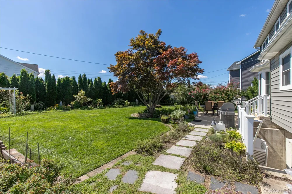 25 Bentley Road Plainview, NY 11803