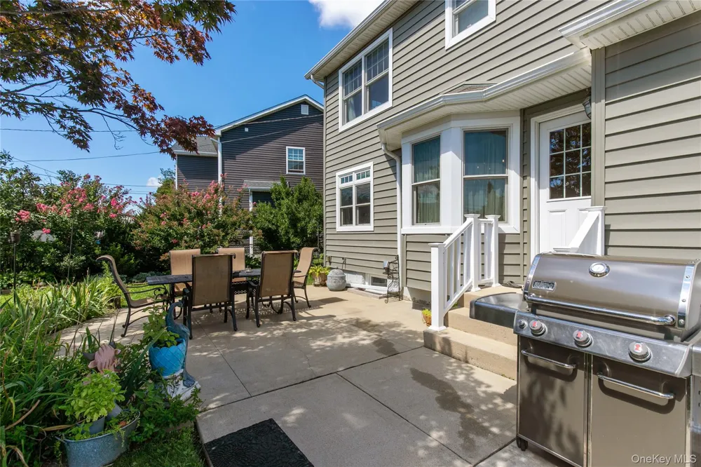 25 Bentley Road Plainview, NY 11803