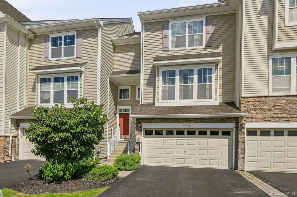 806 Hawthorn Way New Windsor, NY 12553