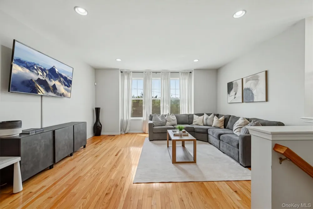806 Hawthorn Way New Windsor, NY 12553