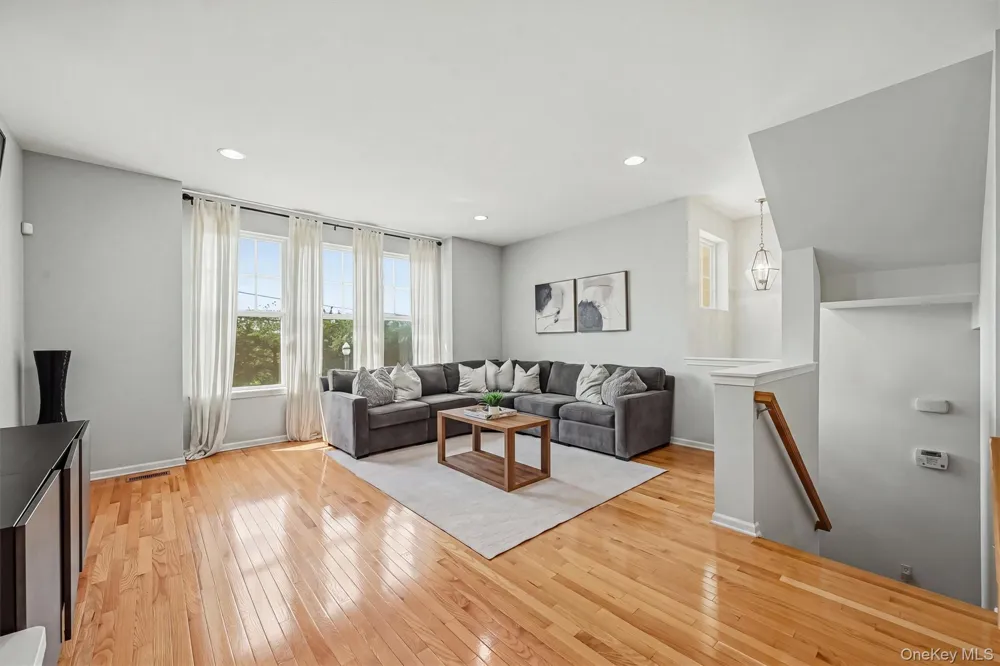 806 Hawthorn Way New Windsor, NY 12553