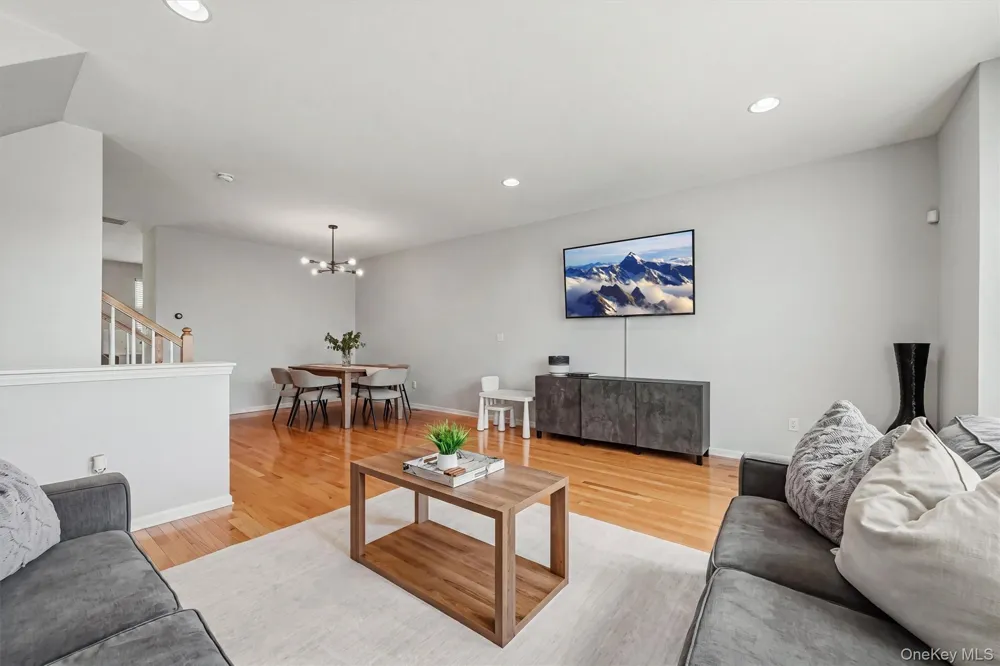 806 Hawthorn Way New Windsor, NY 12553