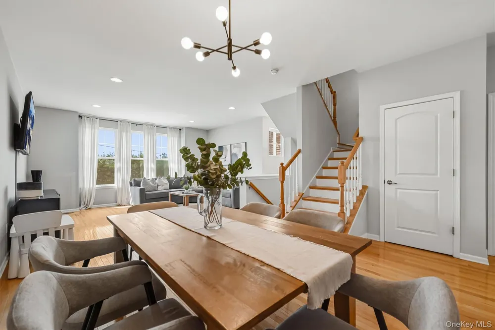 806 Hawthorn Way New Windsor, NY 12553