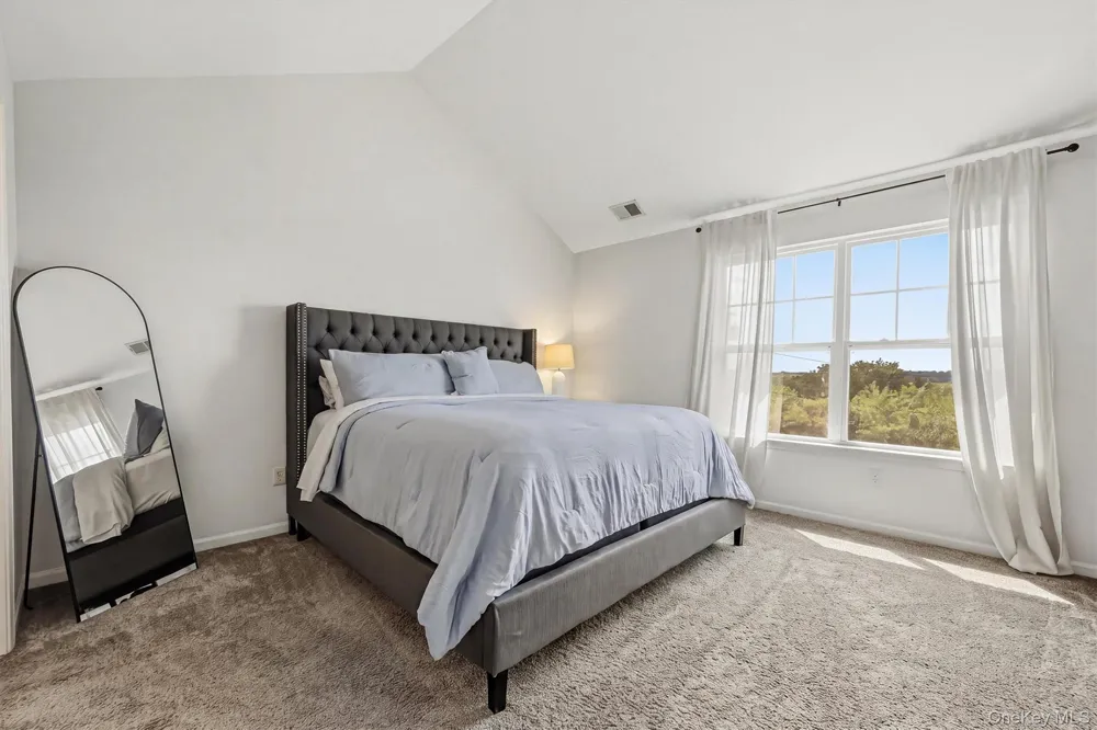806 Hawthorn Way New Windsor, NY 12553