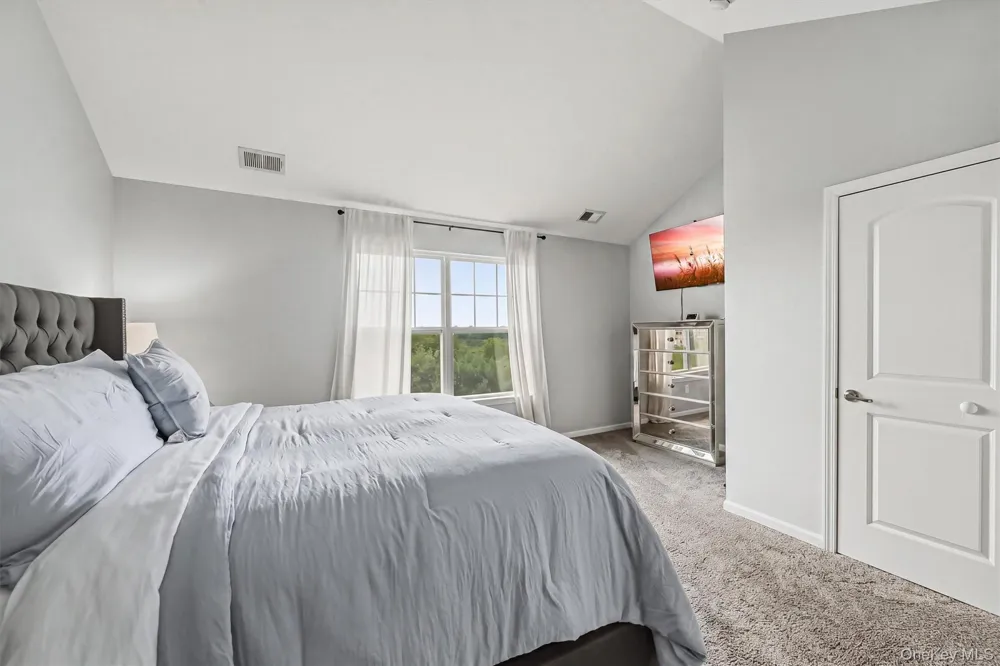 806 Hawthorn Way New Windsor, NY 12553