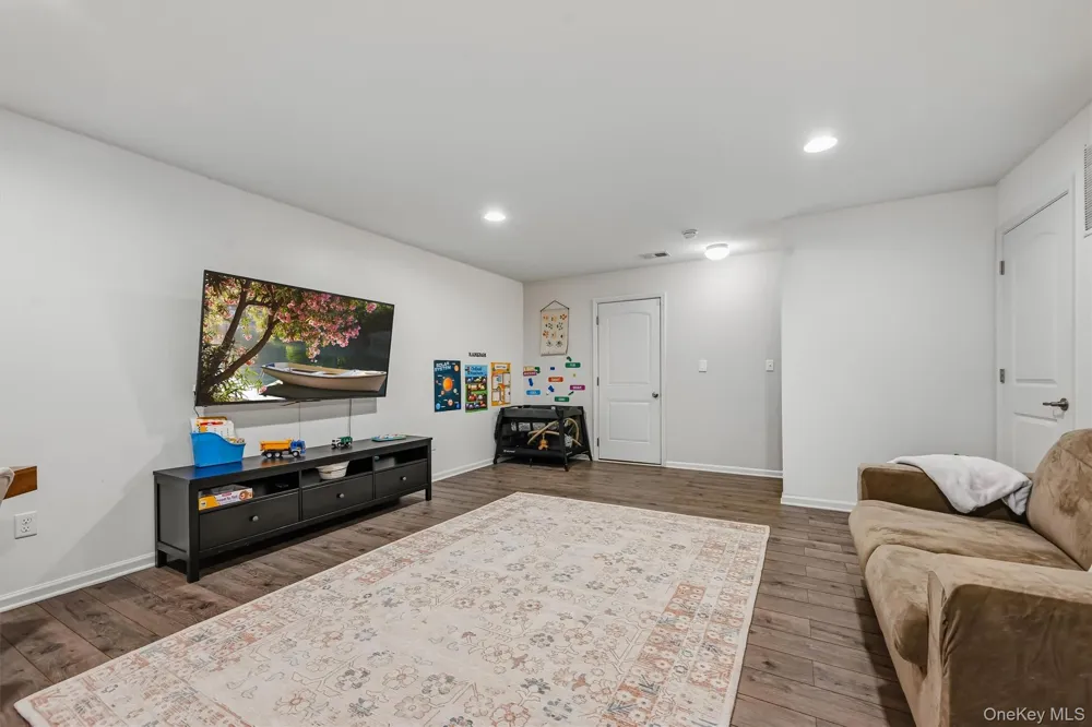 806 Hawthorn Way New Windsor, NY 12553