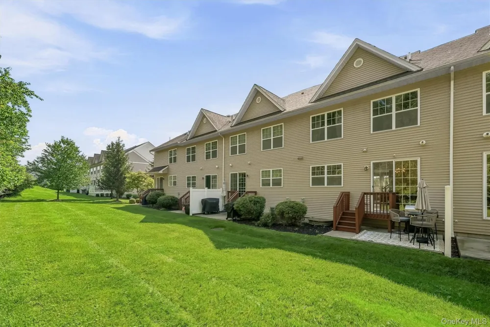 806 Hawthorn Way New Windsor, NY 12553