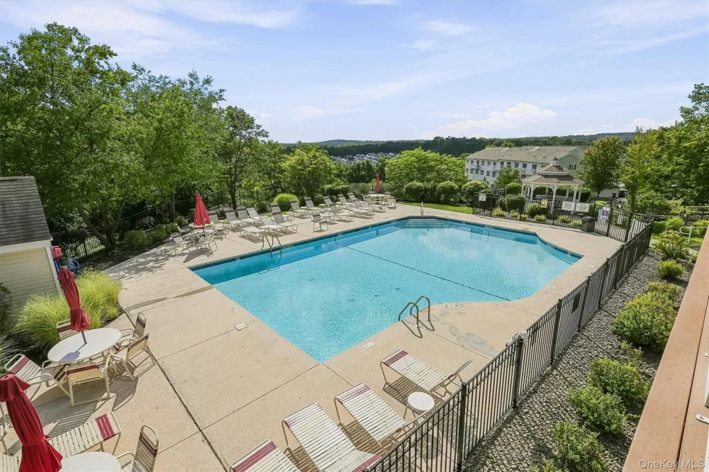 806 Hawthorn Way New Windsor, NY 12553