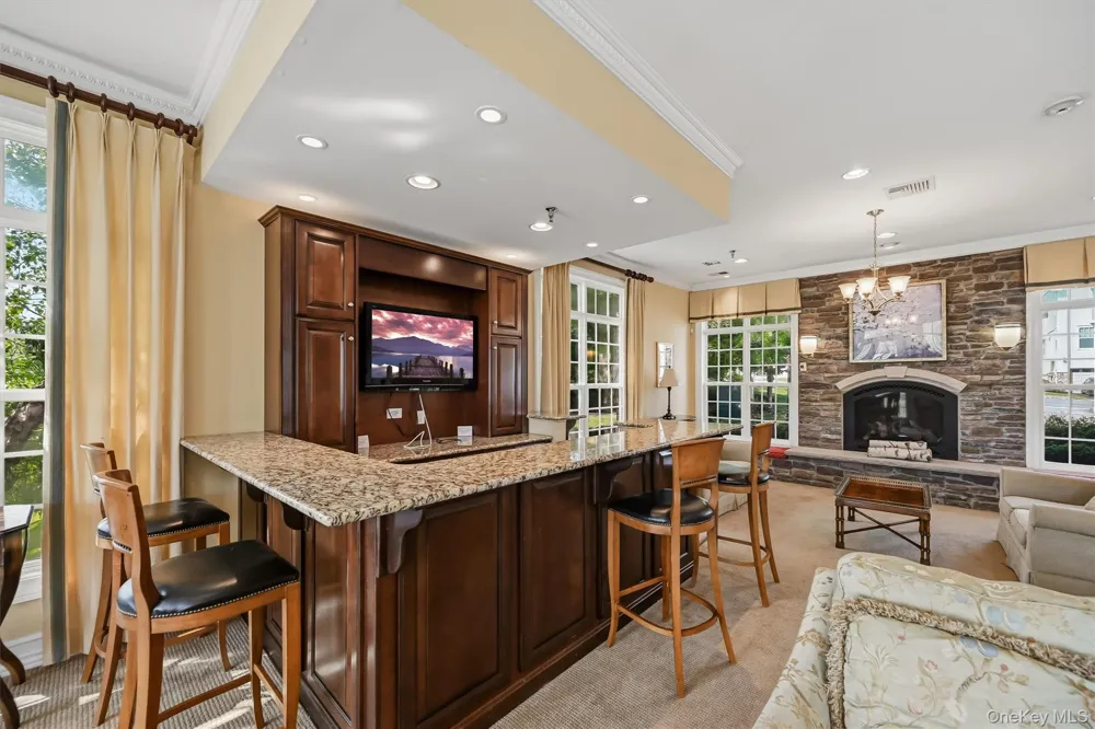 806 Hawthorn Way New Windsor, NY 12553