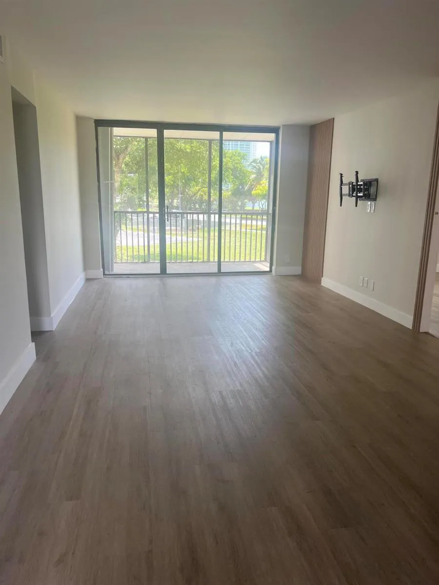 3475 COUNTRY CLUB DRIVE #206 Aventura, FL 33180