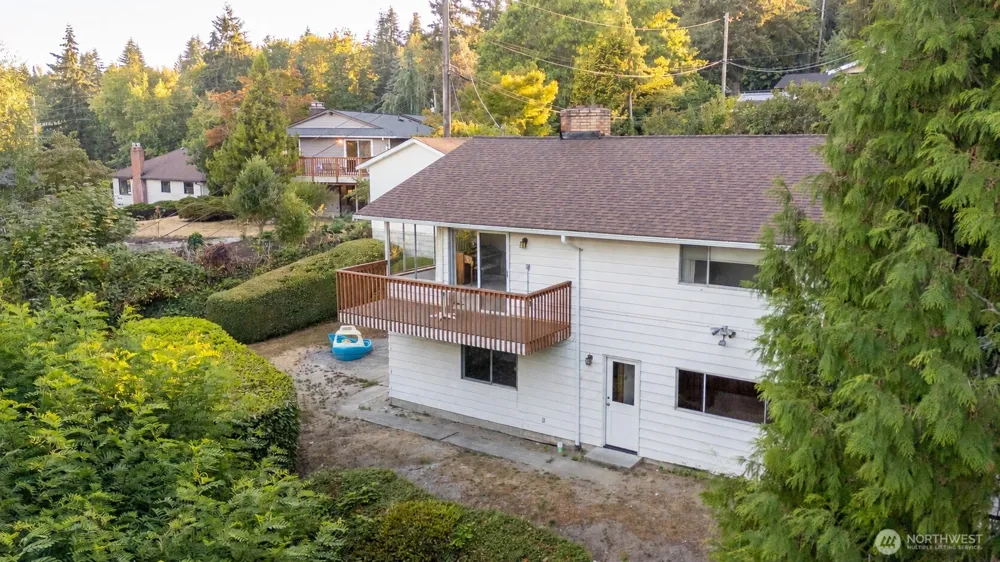 19526 53rd Avenue NE Lake Forest Park, WA 98155