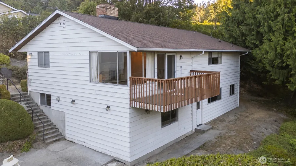 19526 53rd Avenue NE Lake Forest Park, WA 98155