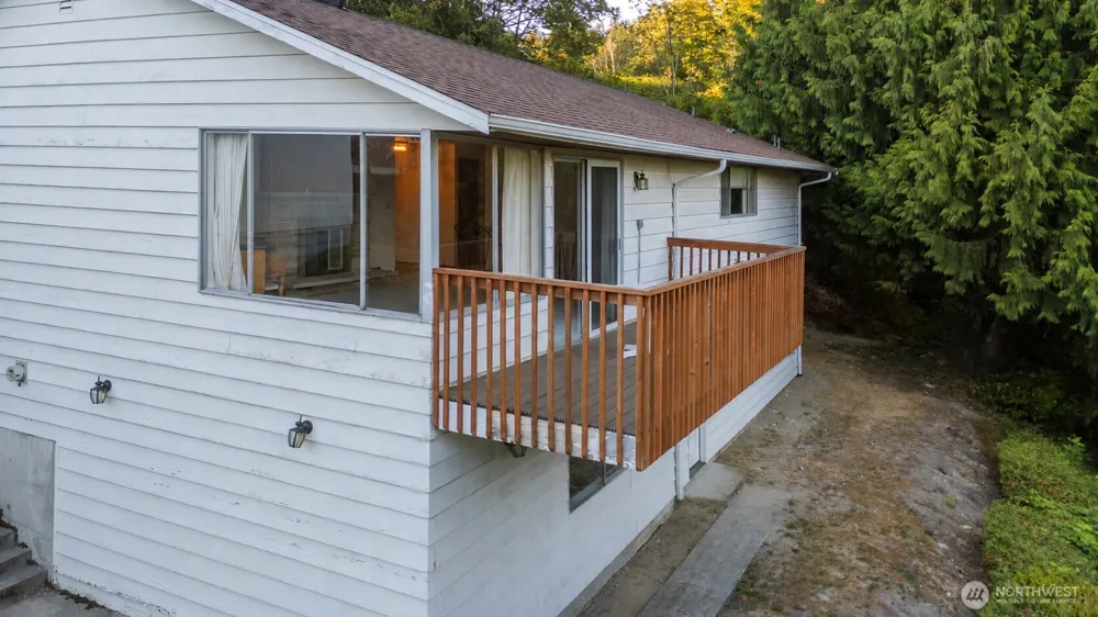 19526 53rd Avenue NE Lake Forest Park, WA 98155