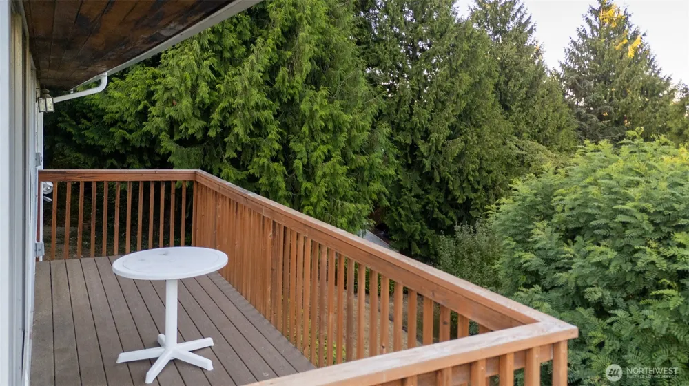 19526 53rd Avenue NE Lake Forest Park, WA 98155