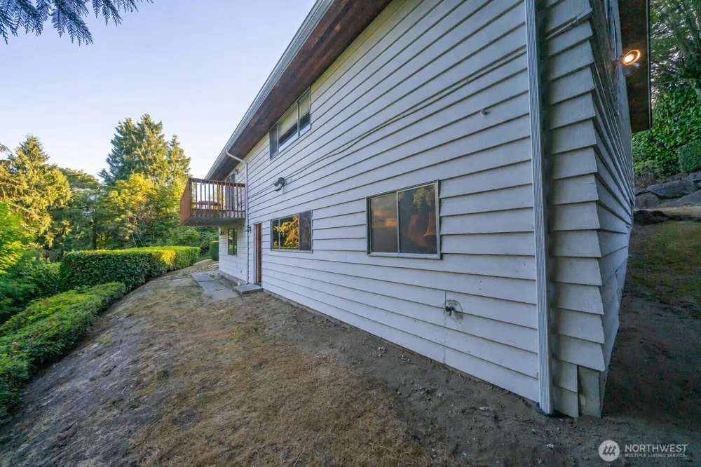 19526 53rd Avenue NE Lake Forest Park, WA 98155