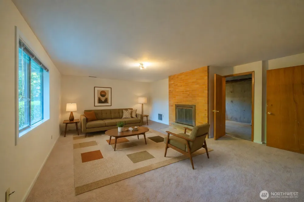 19526 53rd Avenue NE Lake Forest Park, WA 98155