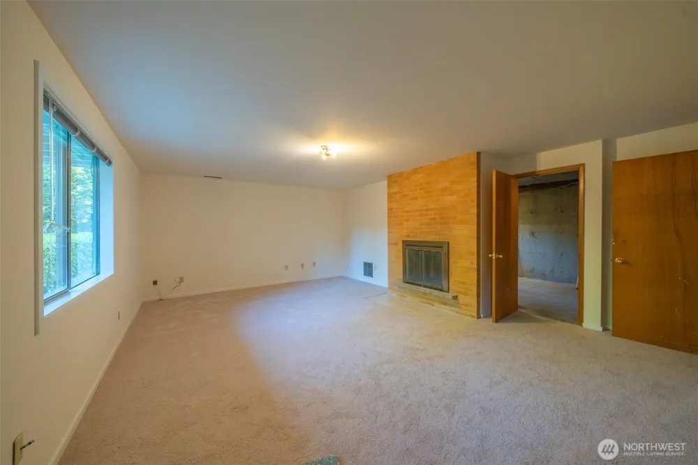 19526 53rd Avenue NE Lake Forest Park, WA 98155