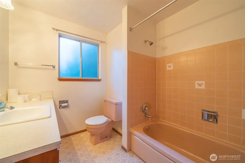 19526 53rd Avenue NE Lake Forest Park, WA 98155